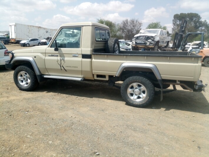 TOYOTA LAND CRUISER 79 4.2D photo 4