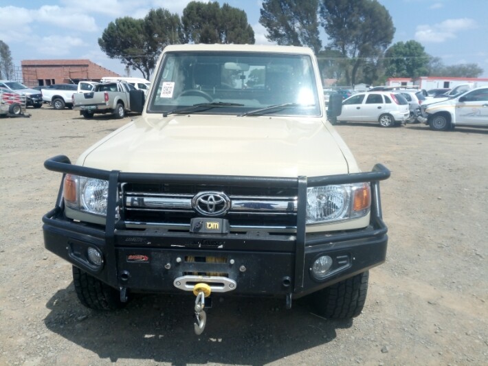 TOYOTA LAND CRUISER 79 4.2D photo 2