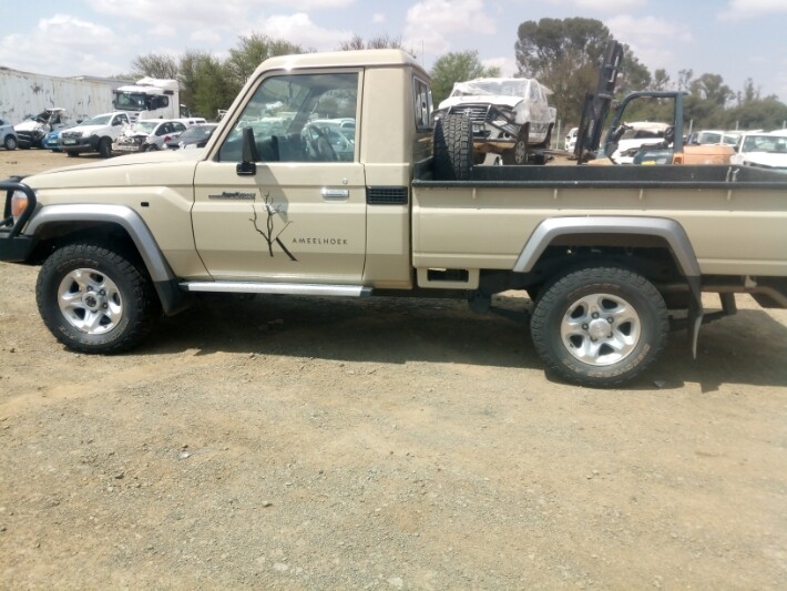 TOYOTA LAND CRUISER 79 4.2D photo 1