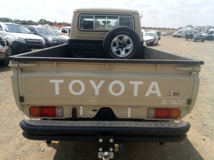 TOYOTA LAND CRUISER 79 4.2D photo 5