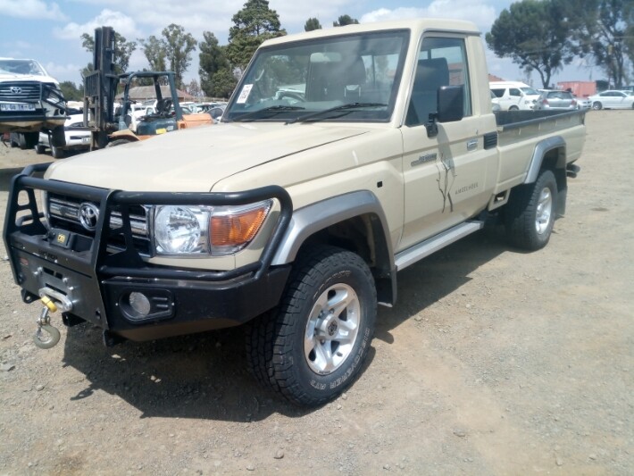 TOYOTA LAND CRUISER 79 4.2D photo 3