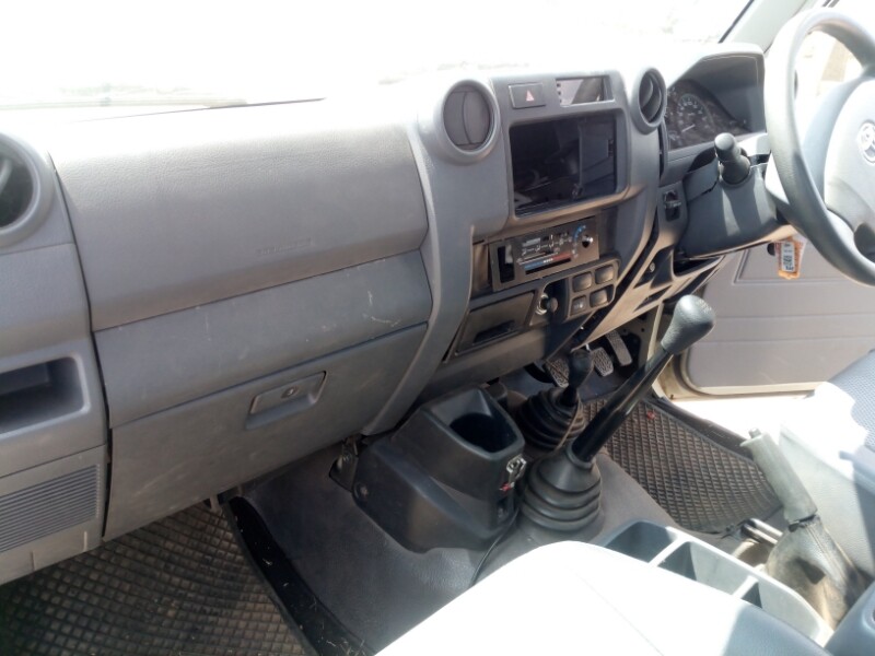 TOYOTA LAND CRUISER 79 4.2D photo 9