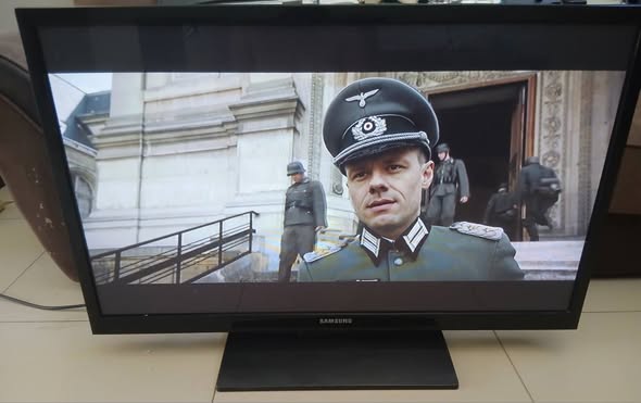 Samsung 43inch TV with remote photo 5