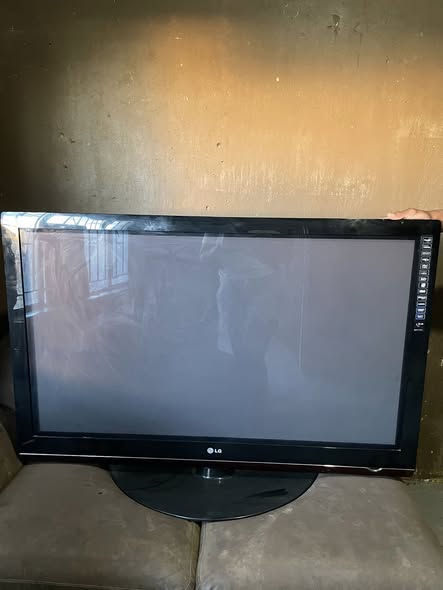 LG 50-inch TV photo 2