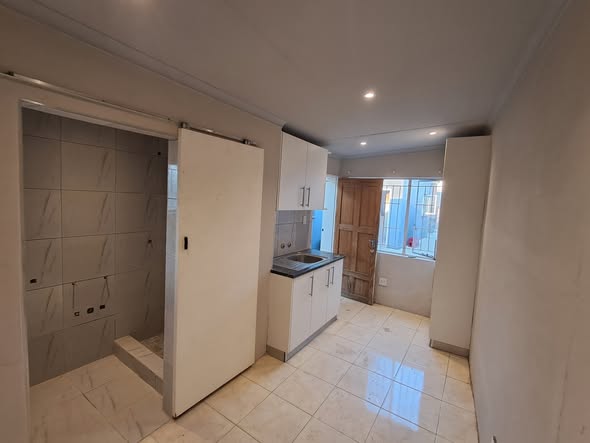 Bachelor Flat for Rent in Cimbebasia photo 5