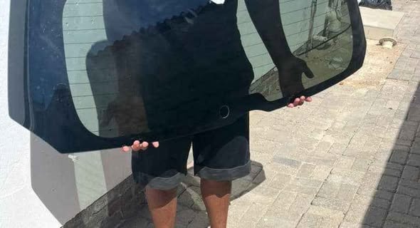 TOYOTA WISH BACK WINDSCREEN photo 3