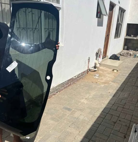 TOYOTA WISH BACK WINDSCREEN photo 2