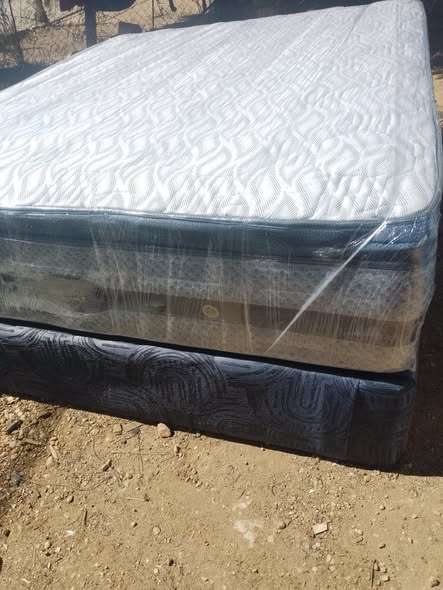 Queen size bed photo 1