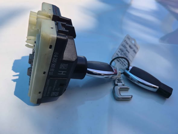 MERCEDES BENZ C200, ENGNITION AND KEYS photo 2