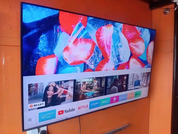 SAMSUNG QLED 58INCH SMART TV photo 1