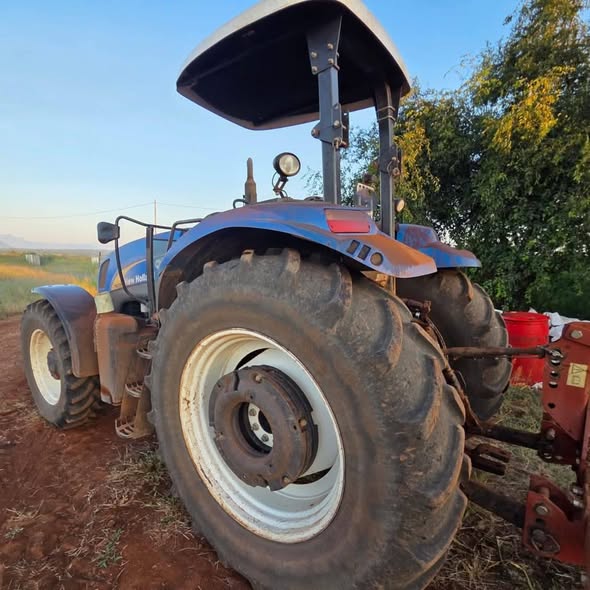 Holland T6050 Tractor photo 4