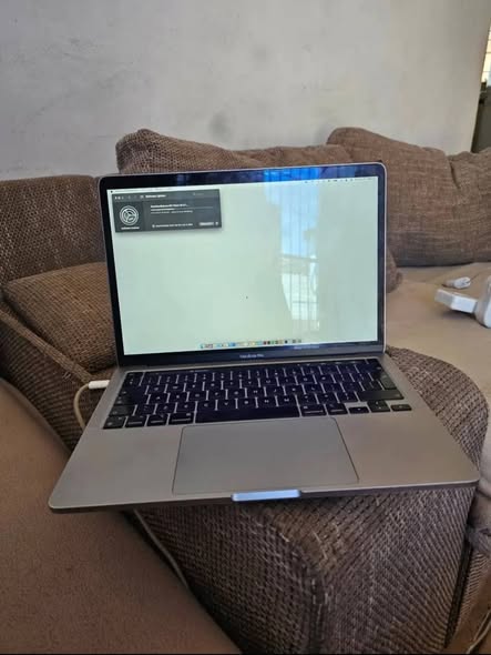 Macbook Pro M2 13 Inch 2022 photo 2