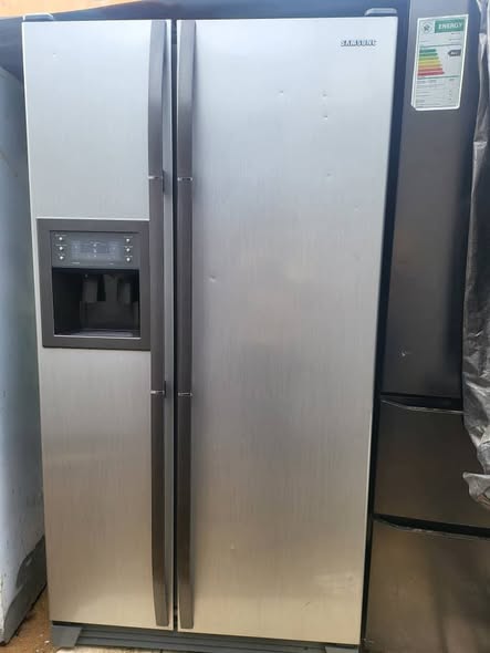Samsung double door fridge and freezer with dispenser photo 3