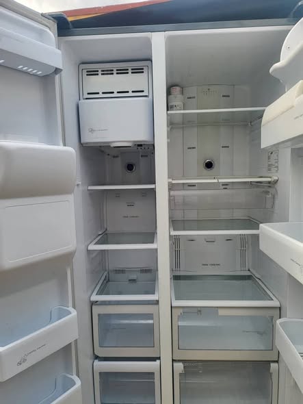 Samsung double door fridge and freezer with dispenser photo 4