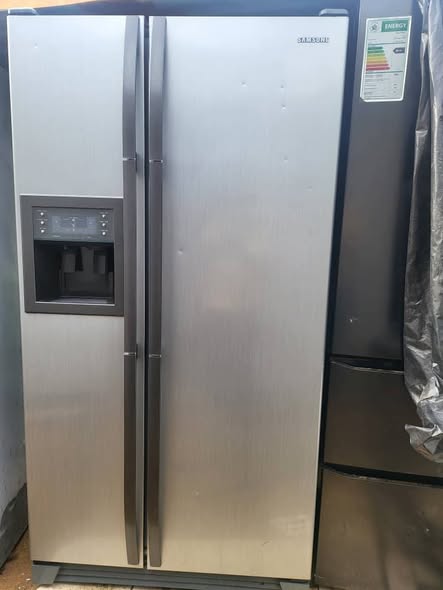 Samsung double door fridge and freezer with dispenser photo 1