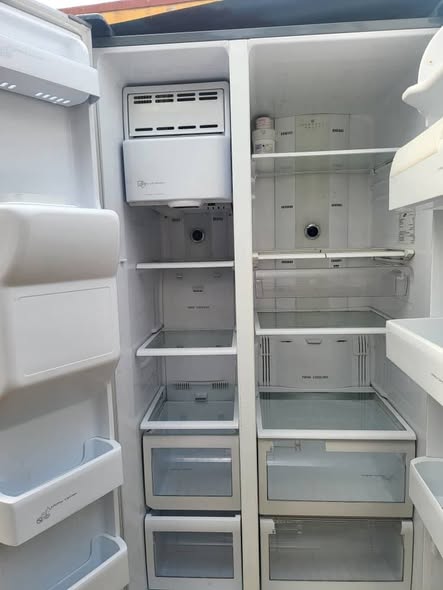 Samsung double door fridge and freezer with dispenser photo 2