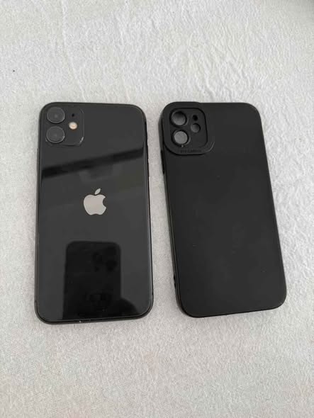 iPhone 11 64GB photo 2