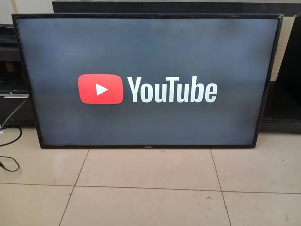 Samsung 46inch smart Tv with remote photo 4