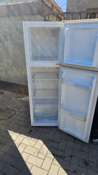 White hisense fridge photo 2