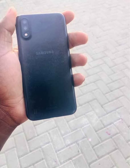 SAMSUNG A01 photo 2