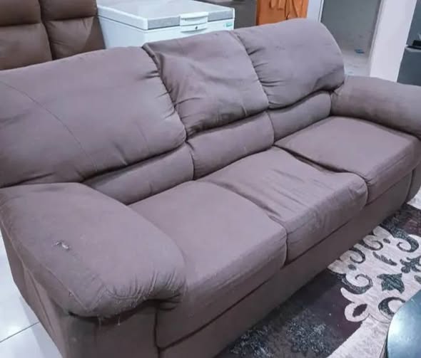 3 seats couch photo 1