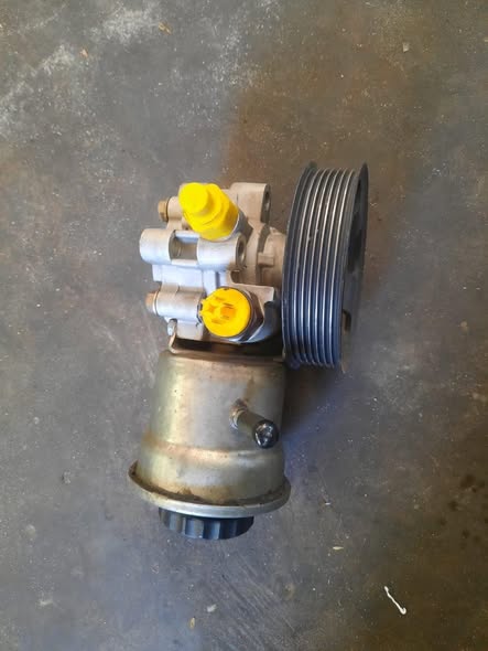 Toyota 1TR Steering pump photo 2