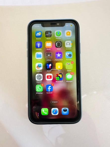 IPHONE 11  64 GIG photo 2