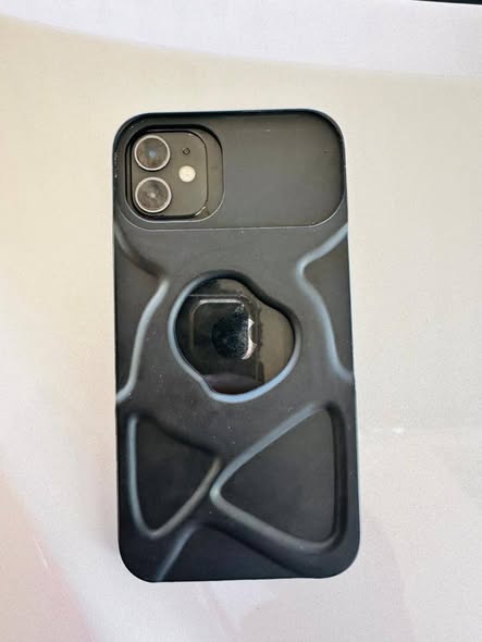 IPHONE 11  64 GIG photo 3