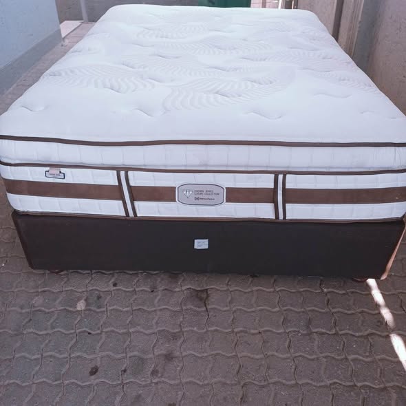 Queen size with foam mattress photo 2