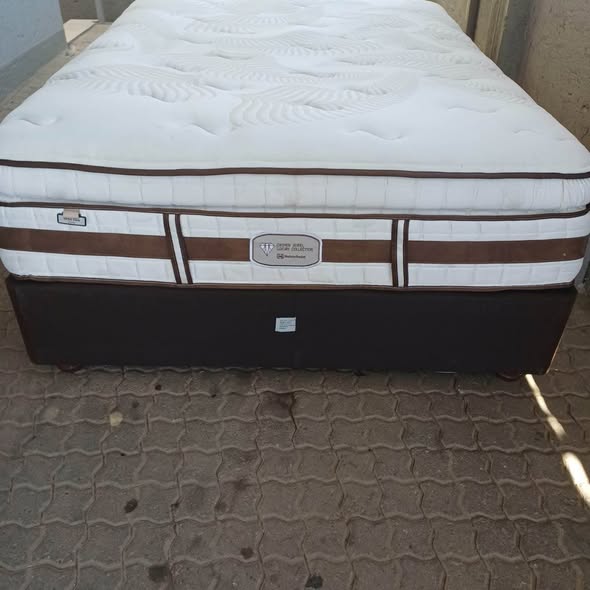 Queen size with foam mattress photo 3
