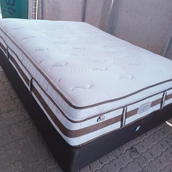 Queen size with foam mattress photo 1