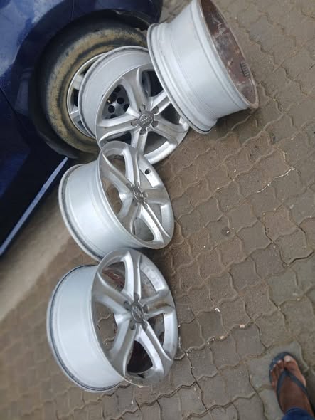 AUDI SIZE 17" RIMS photo 3