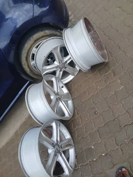 AUDI SIZE 17" RIMS photo 1