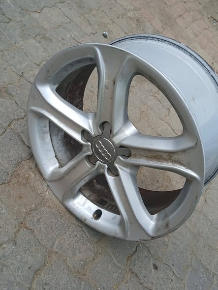 AUDI SIZE 17" RIMS photo 2