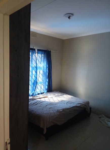 Inside room available for rent photo 3