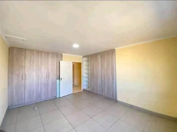 House for Sale – Hochland Park (Tauben Glen) photo 5