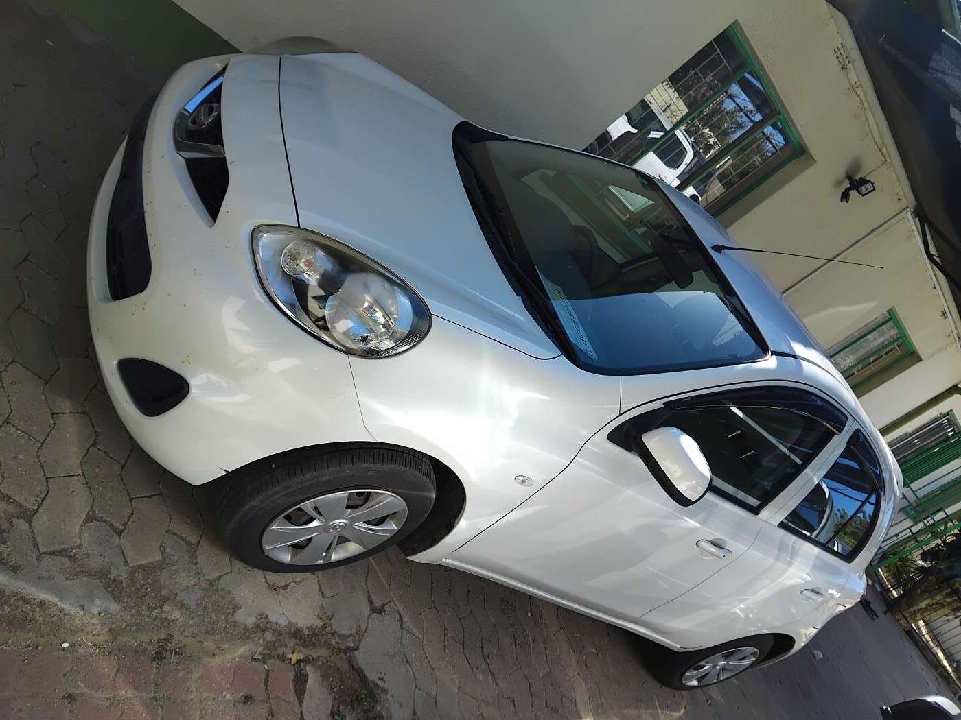 Nissan March photo 2