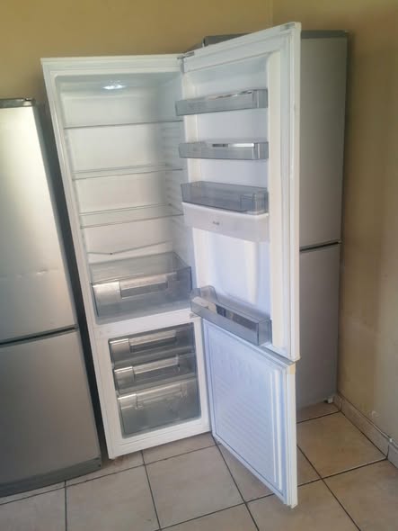 Kelvinator Bottom freezer fridge photo 2