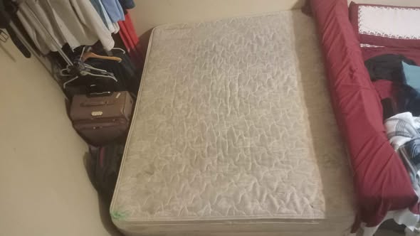 Queen size bed photo 1