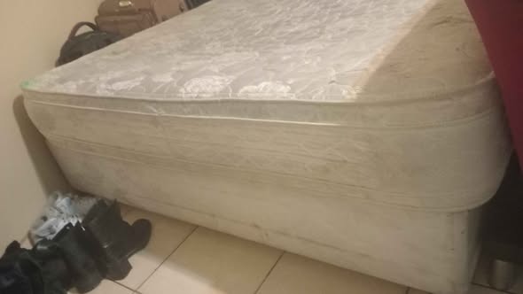 Queen size bed photo 2