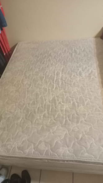 Queen size bed photo 3