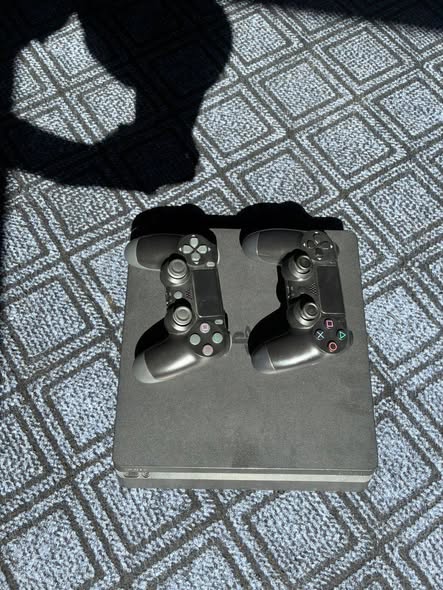 Play station 4 photo 1