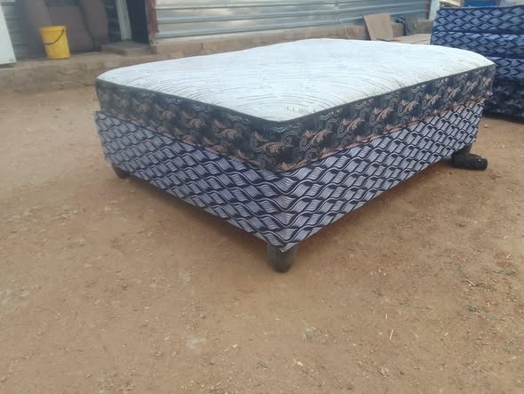 Queen size bed photo 2