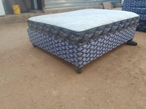 Queen size bed photo 3