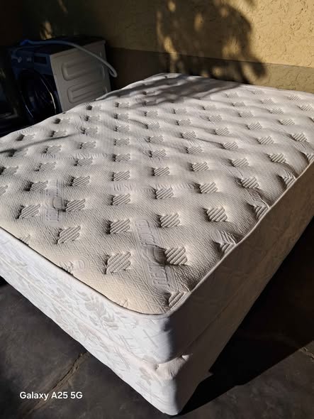 Queen size bed photo 5