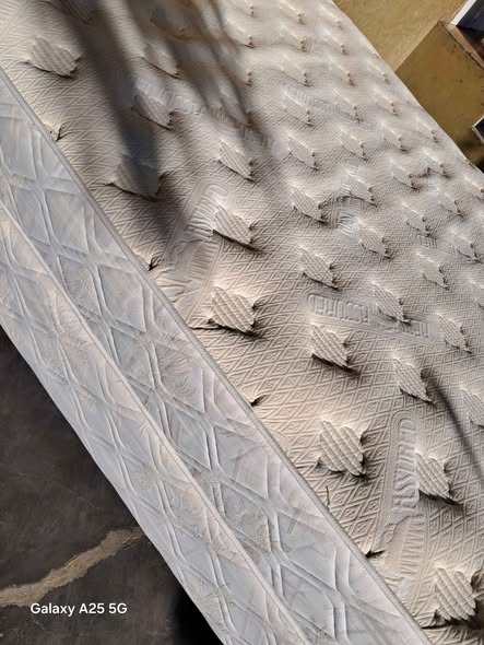 Queen size bed photo 3