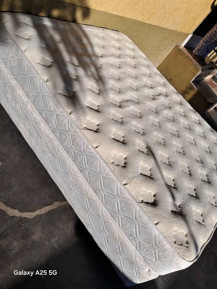 Queen size bed photo 4