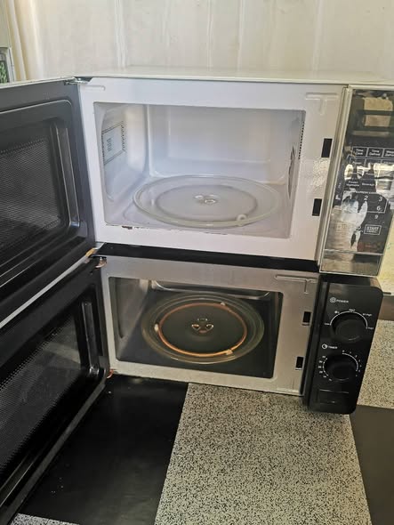 RUSSELL HOBBS MICROWAVE 20L & BENNETT READ MICROWAVE 20L photo 2