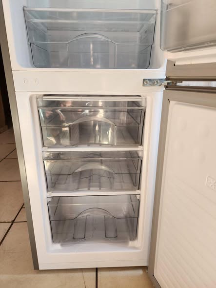 Kalvinator clean Fridge photo 3