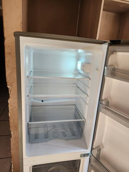 Kalvinator clean Fridge photo 2